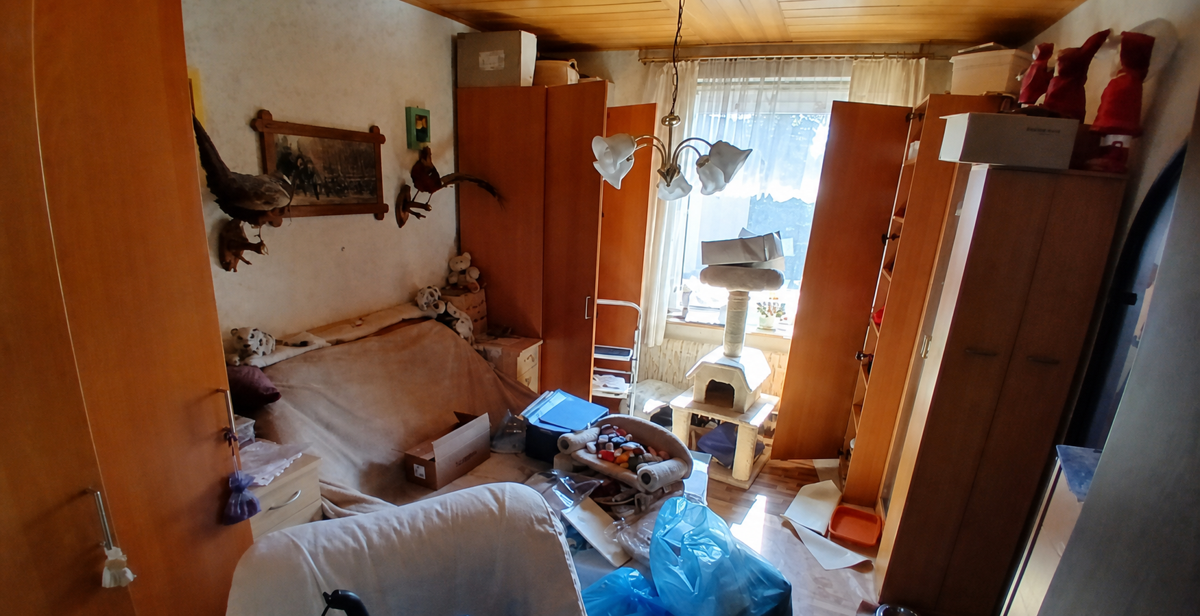 Schlafzimmer vor der Entrümpelung