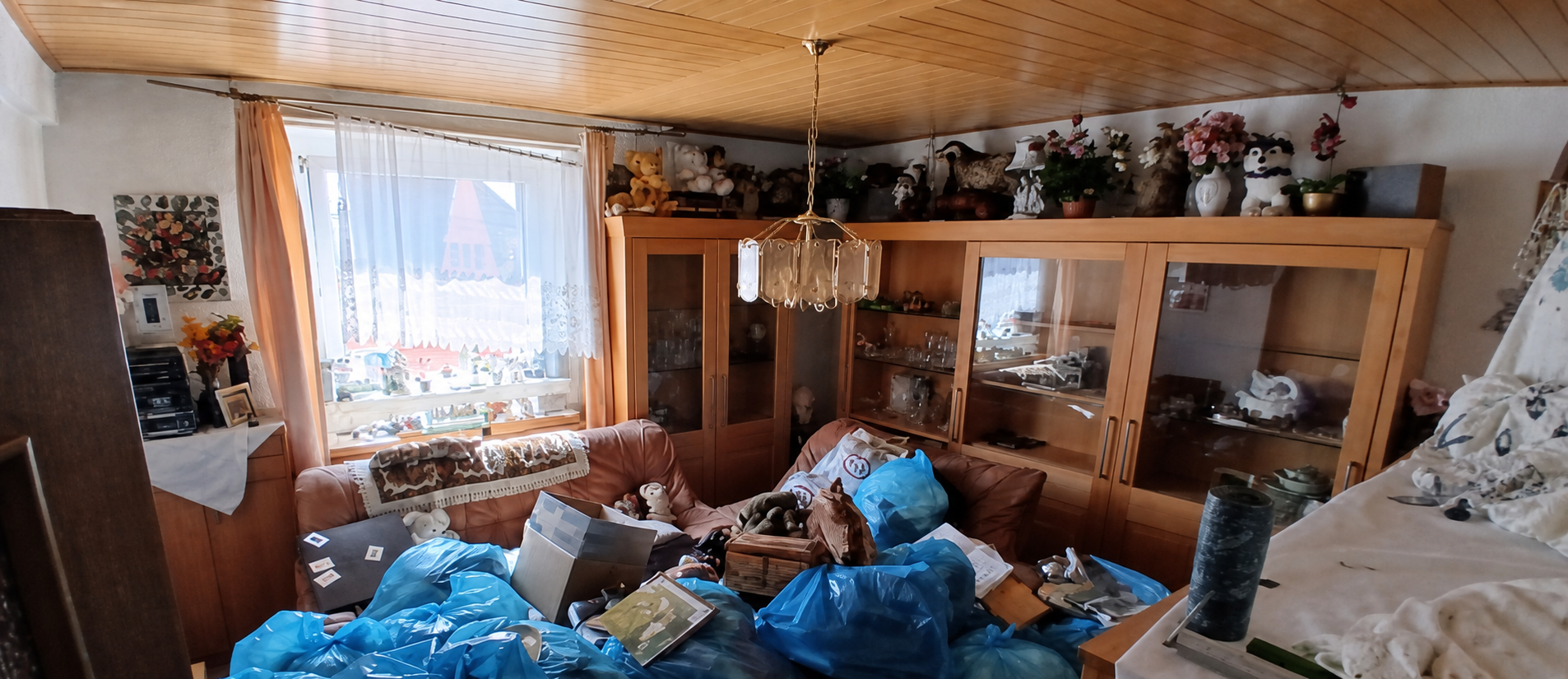 Wohnzimmer vor der Entrümpelung